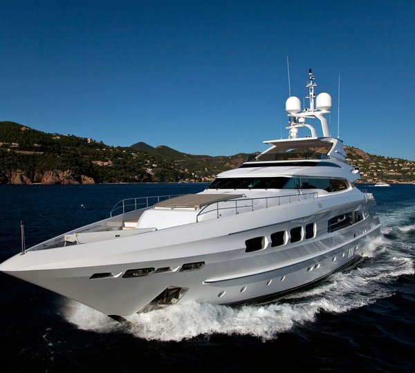 Photos: Striking Mondomarine SF40 SERENITY Yacht — Yacht Charter ...